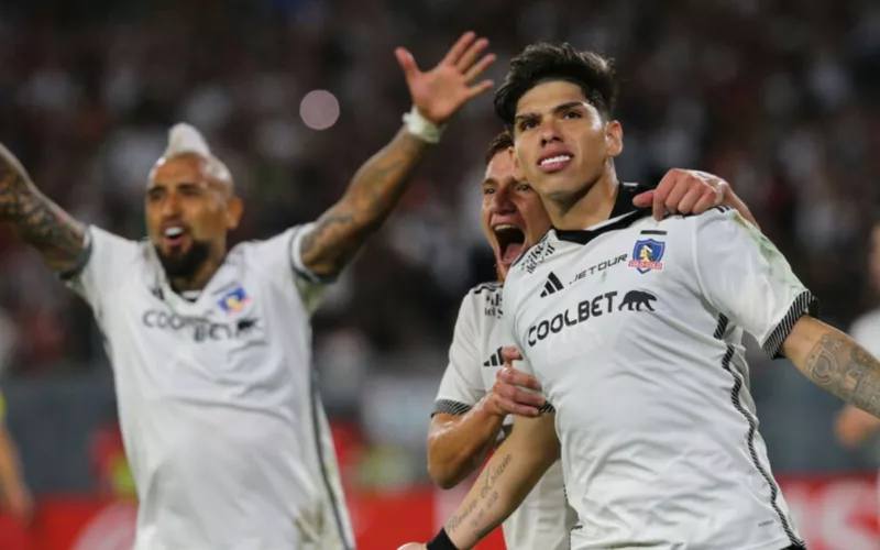 Futbolistas de Colo-Colo festejando un gol