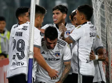 Futbolistas de Colo-Colo sonríen y se abrazan para celebrar un gol en la Copa Libertadores 2024