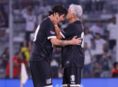 Carlos Caszely besando la cabeza de Jaime Valdés en su despedida del fútbol profesional.