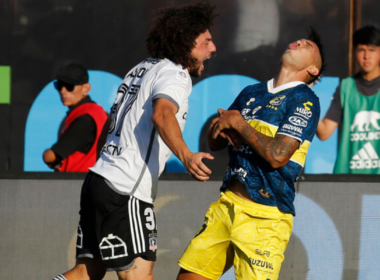 Maximiliano Falcón chocando a jugador de Everton en pleno partido con la camiseta de Colo-Colo.