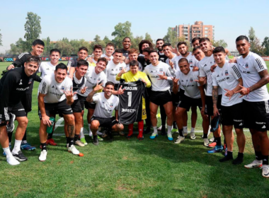 Plantel de Colo-Colo posa junto a un hincha de la Escuela Monumental, Joaquín, quien tiene Síndrome de Down.