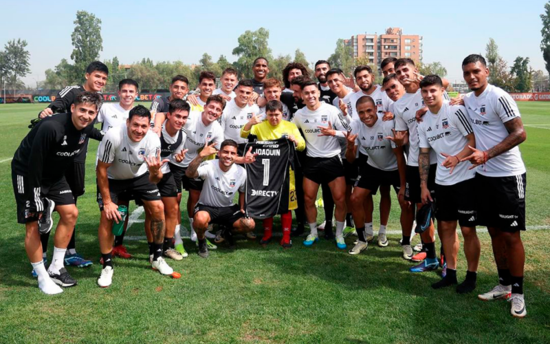 Plantel de Colo-Colo posa junto a un hincha de la Escuela Monumental, Joaquín, quien tiene Síndrome de Down.