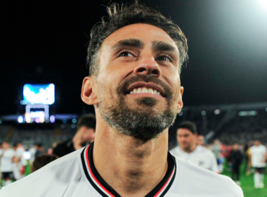 Primer plano al rostro de Jorge Valdivia sonriendo tras un partido disputado en el Estadio Monumental.