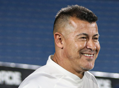 Primer plano al rostro sonriente de Jorge Almirón, director técnico de Colo-Colo durante la temporada 2024.