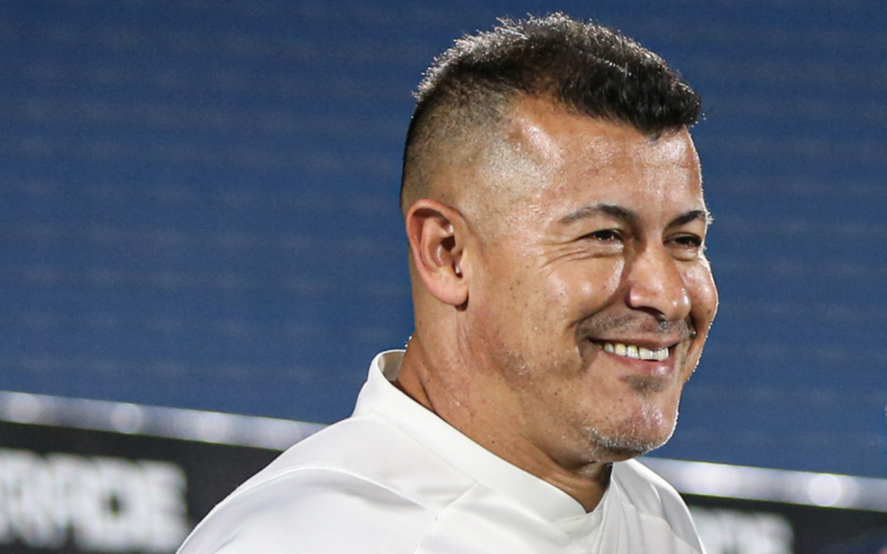 Primer plano al rostro sonriente de Jorge Almirón, director técnico de Colo-Colo durante la temporada 2024.