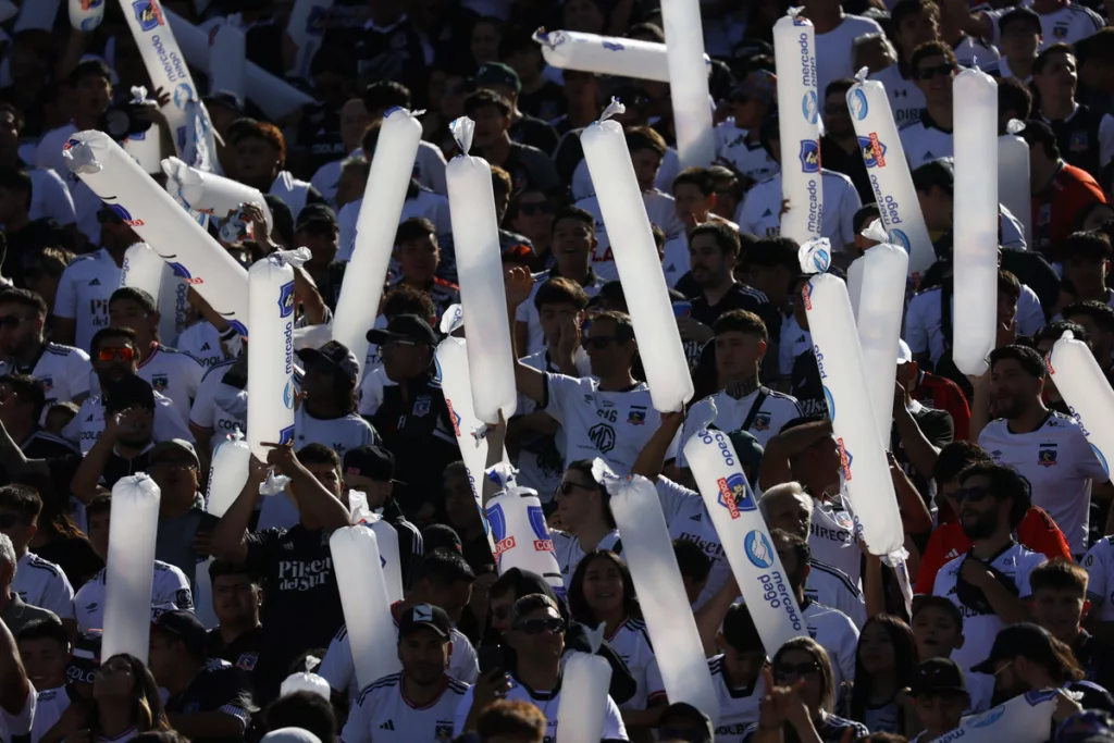 Hinchas de Colo-Colo levantan globos en pleno partido de la institución durante la temporada 2024.