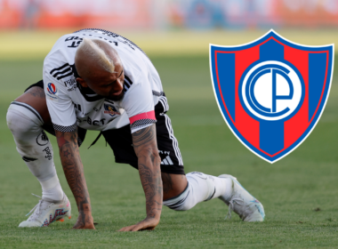 Arturo Vidal hincado en el piso y con la mirada baja, mientras que en la misma fotografía a mano derecha aparece el logo incrustado de Cerro Porteño.