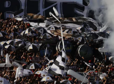 Hinchas de Colo-Colo agolpados en el sector norte del Estadio Monumental, acompañado de bombos y banderas para recibir al equipo.