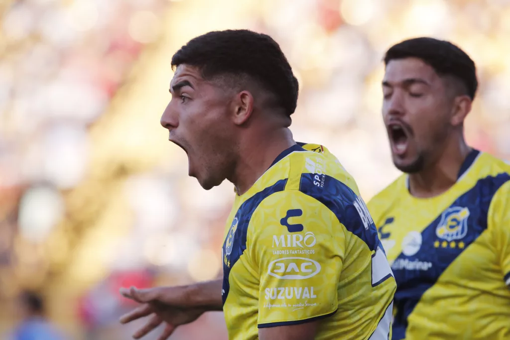 Braian Martínez celebrando un gol con la camiseta de Everton durante la temporada 2024.