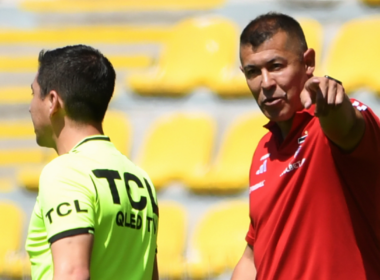 Jorge Almirón señalando con el dedo a un árbitro en pleno partido bajo la dirección técnica de Colo-Colo.