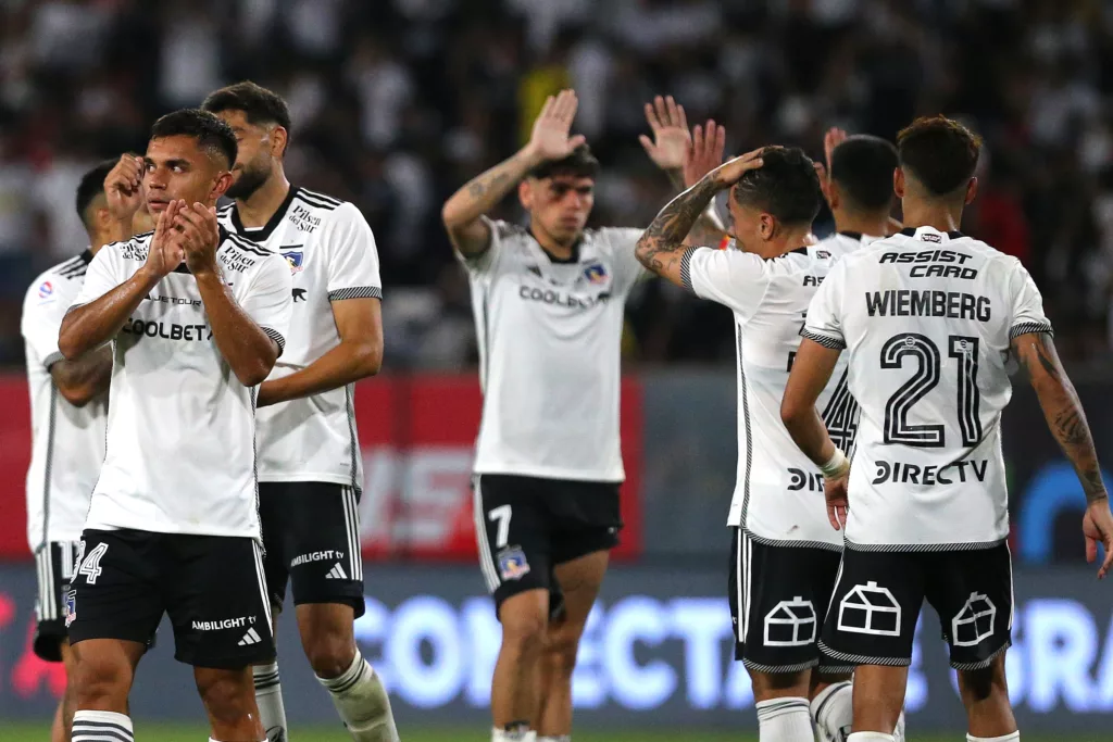 Colo-Colo celebrando el triunfo sobre Everton