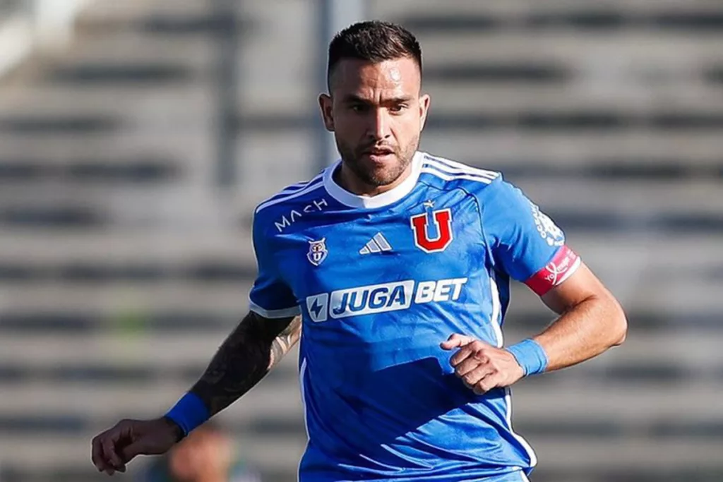 Matías Zaldivia defendiendo la camiseta de Universidad de Chile en pleno Estadio Monumental en el Superclásico 195 ante Colo-Colo.