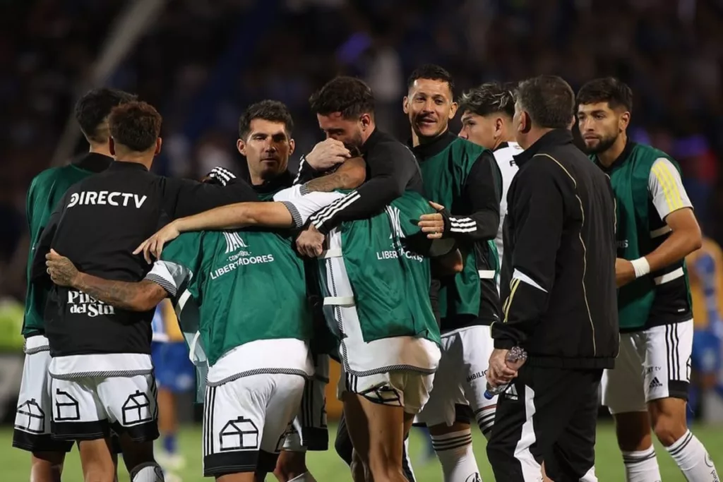 Plantel de Colo-Colo celebrando un triunfo en Copa Libertadores.