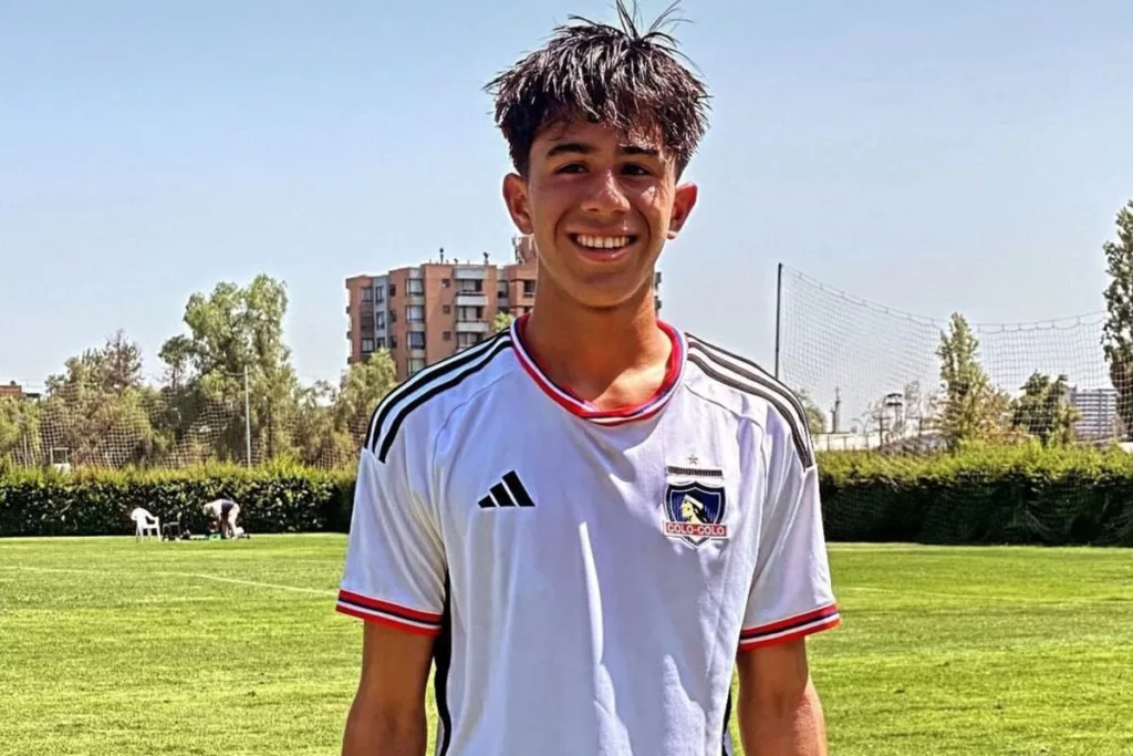 Primer plano a Valentino Fernández con la camiseta de Colo-Colo en el Estadio Monumental.