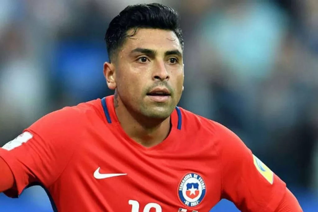 Primer plano a Gonzalo Jara con la camiseta de la Selección Chilena.