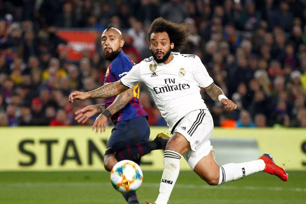 Arturo Vidal y Marcelo en un clásico entre Real Madrid y Barcelona.