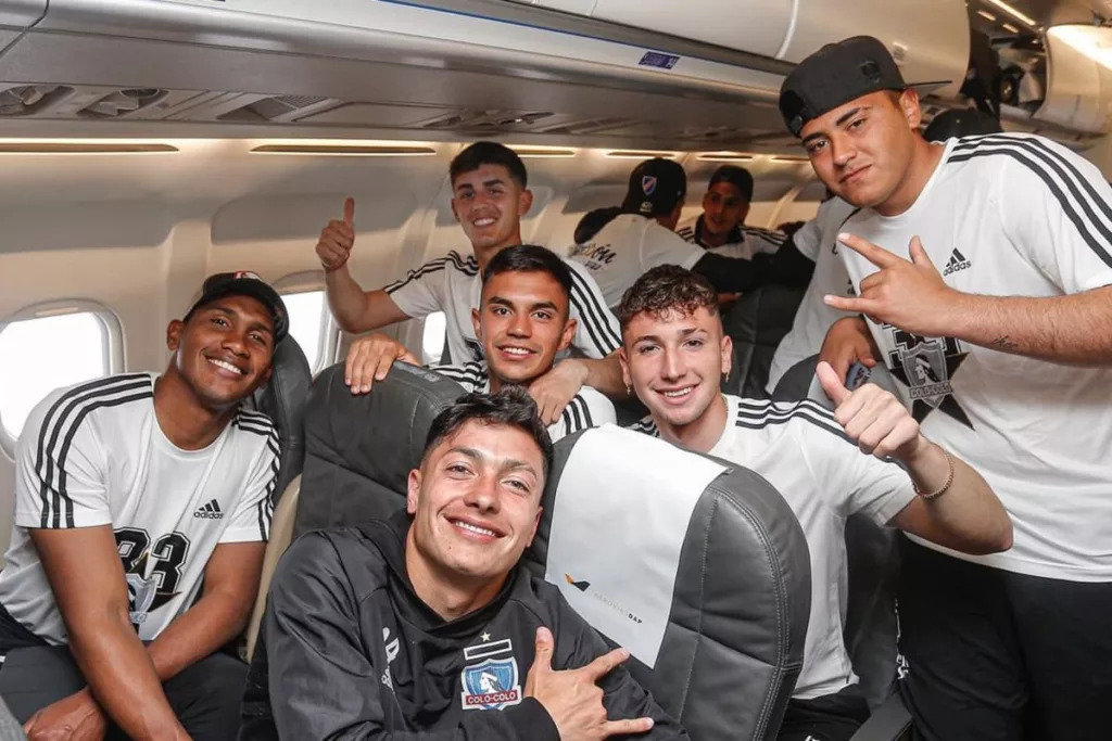 Jugadores del plantel de Colo-Colo en un avión.