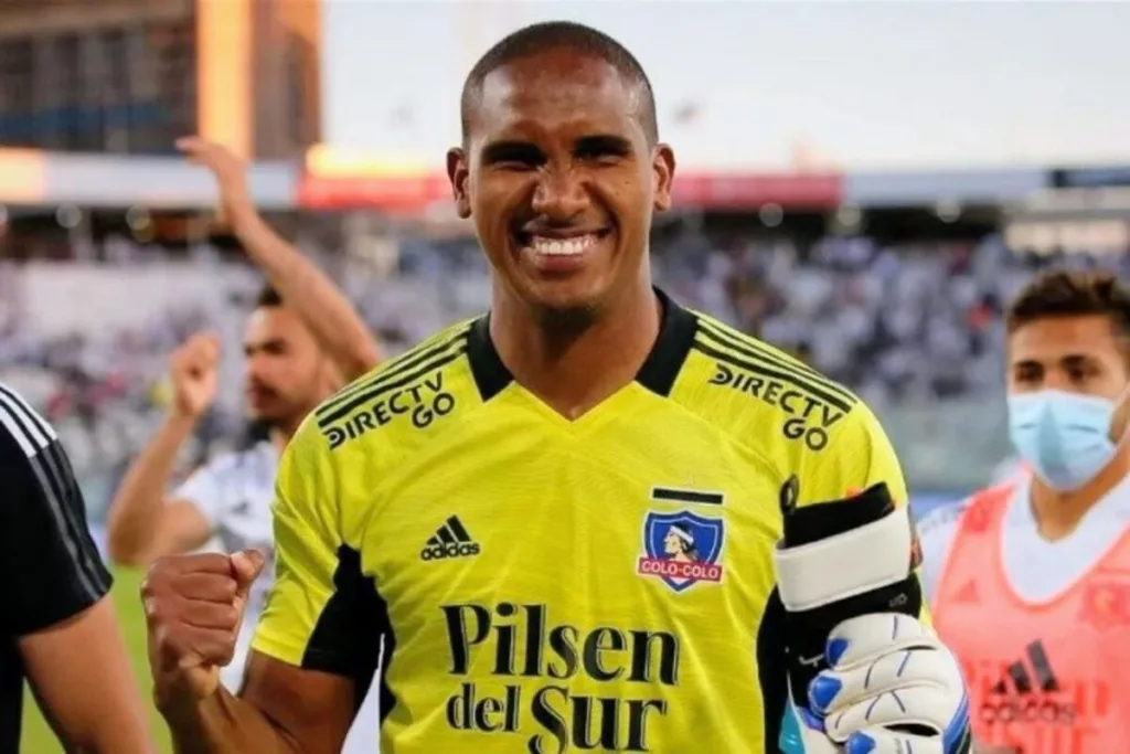 Primer plano a Omar Carabalí con la camiseta de Colo-Colo.