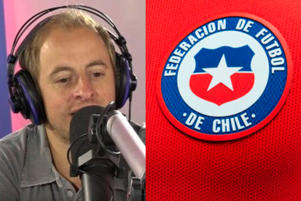 El periodista Jorge 'Coke' Hevia hablando con un micrófono y audífonos puestos, mientras que mano derecha aparece el escudo de la Selección Chilena de fútbol.