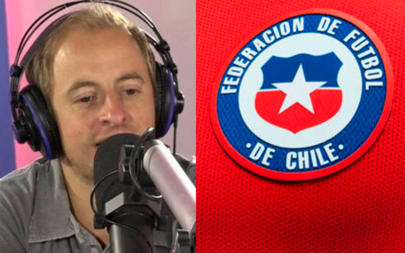 El periodista Jorge 'Coke' Hevia hablando con un micrófono y audífonos puestos, mientras que mano derecha aparece el escudo de la Selección Chilena de fútbol.