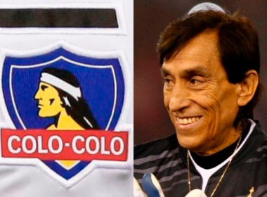 Roberto 'Cóndor' Rojas, ex portero de la Selección Chilena sonríe a mano derecha de la fotografía, mientras que en el sector izquierdo se puede observar el escudo del club Colo-Colo.