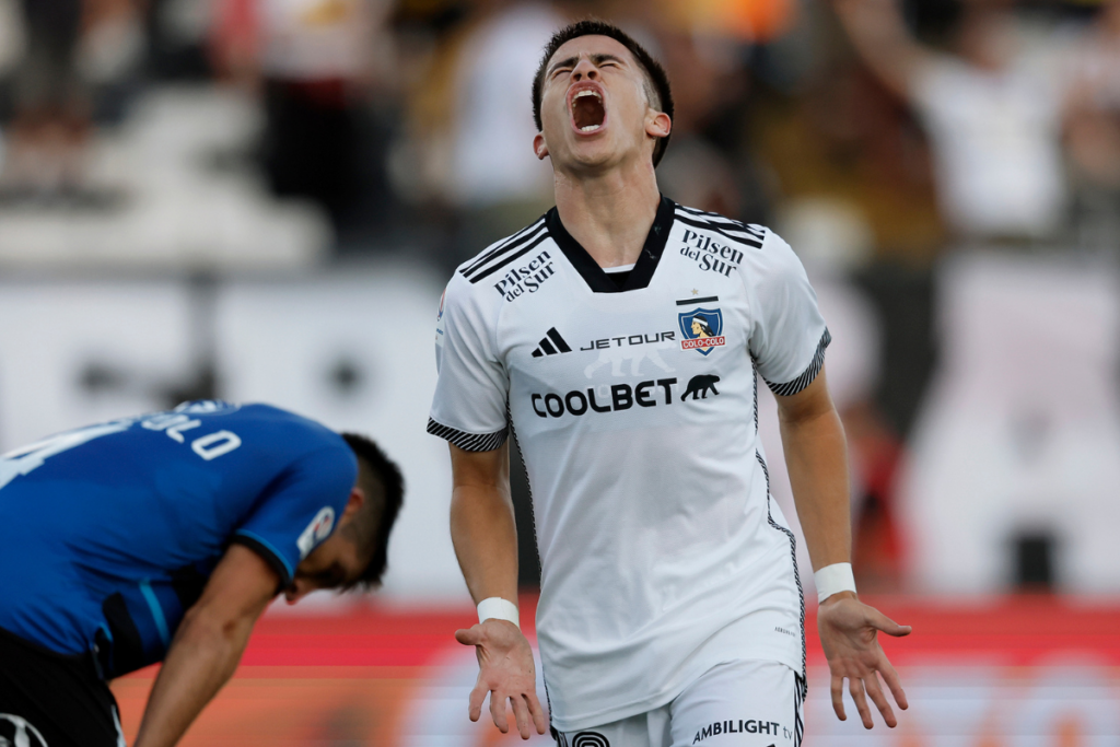 Matías Moya gritando tras marcar un gol por Colo-Colo