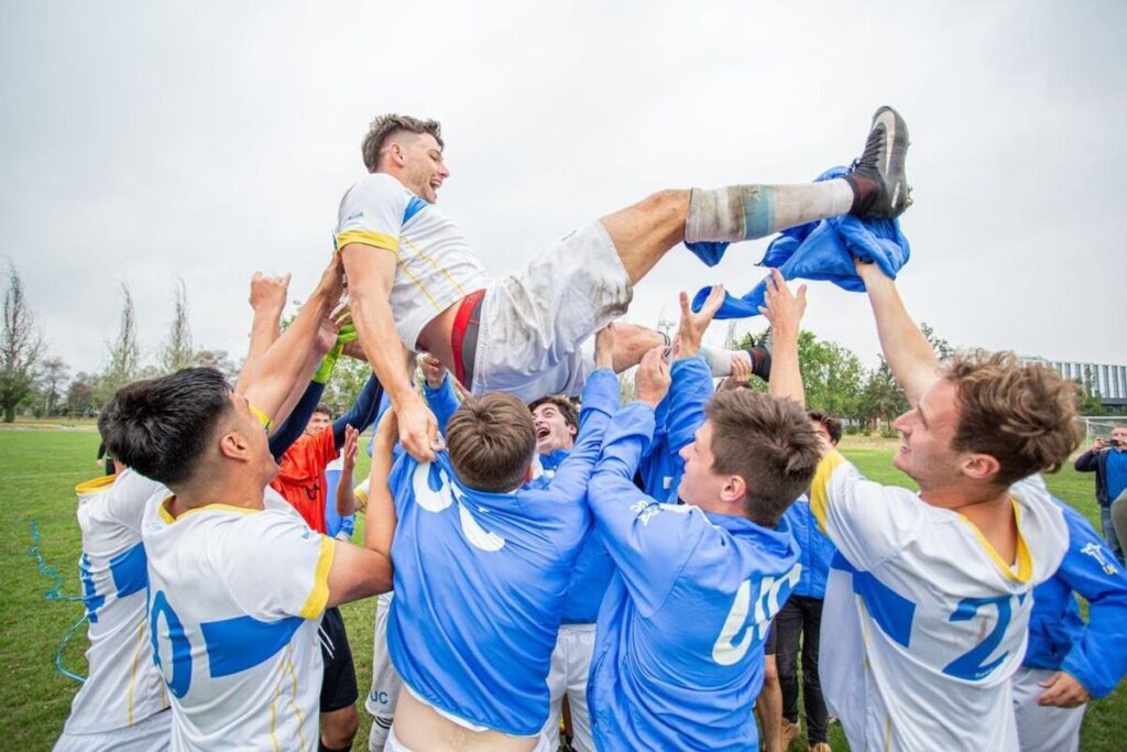 Diego Olhson es levantado por sus compañeros de la Pontificia Universidad Católica de Chile tras ganar el título de Campeones Nacionales Universitarios.