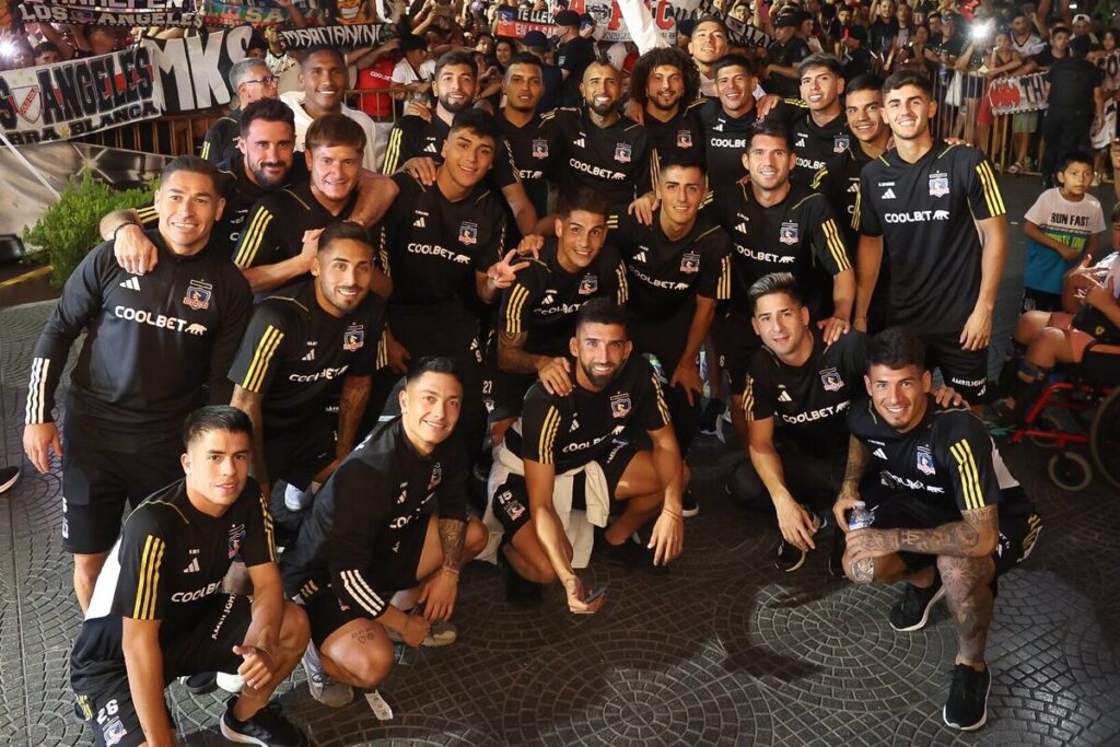 Plantel de Colo-Colo posando para una foto junto a los hinchas.