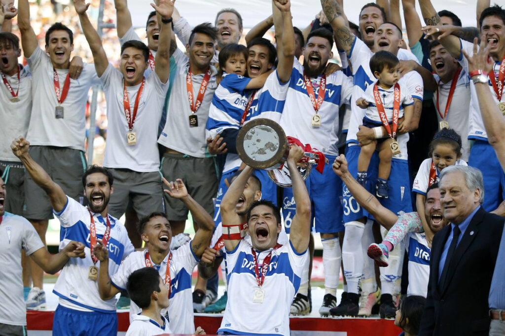 Jugadores de Universidad Católica celebrando un título.