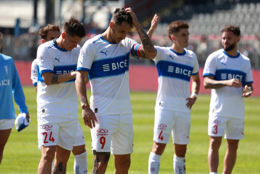 Jugadores de Universidad Católica cabizbajos.