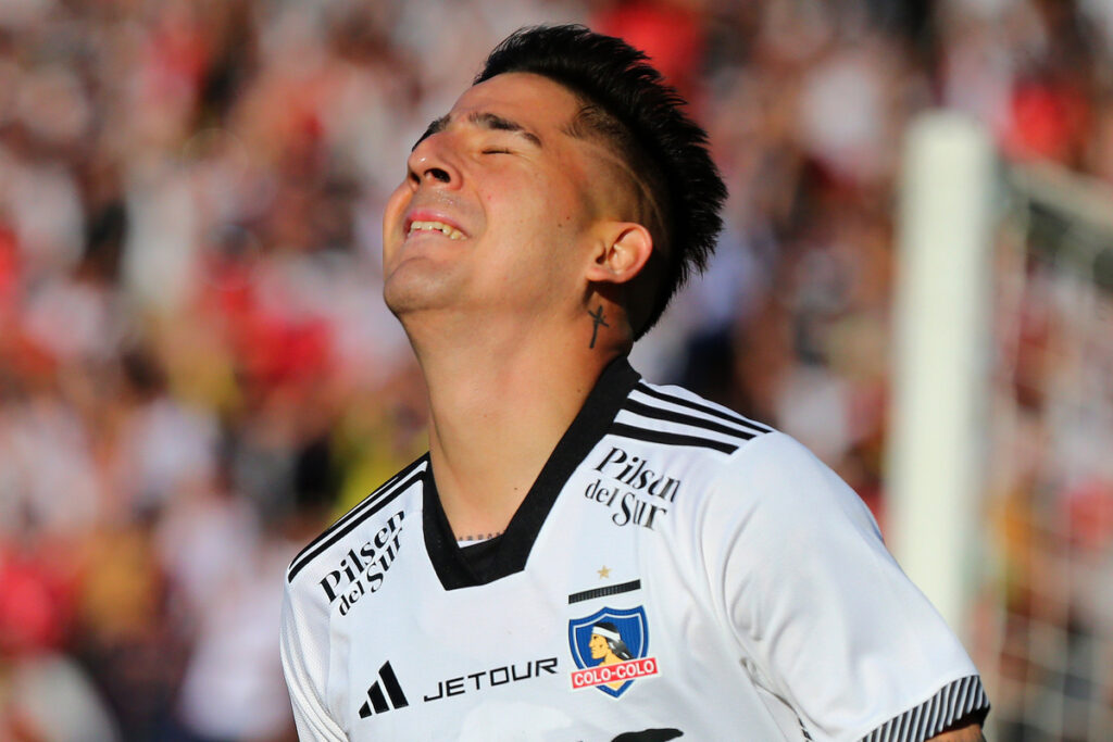 Primer plano de Guillermo Paiva con la camiseta de Colo-Colo.