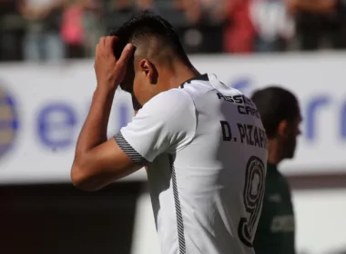 Damián Pizarro de costado lamentándose por una jugada.