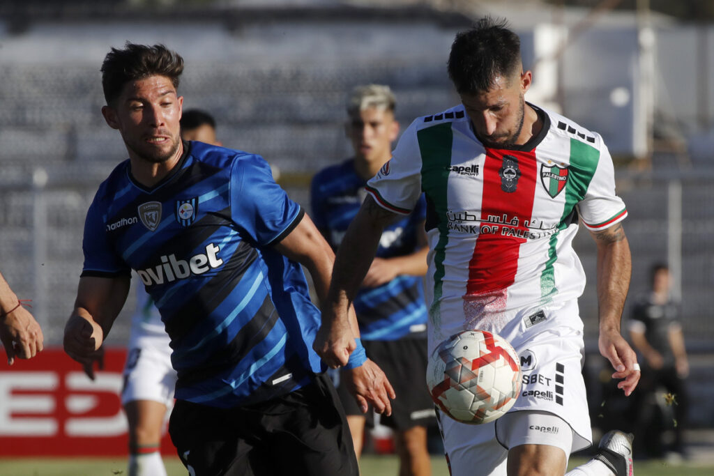 Felipe Loyola y Gonzalo Sosa disputando un balón.