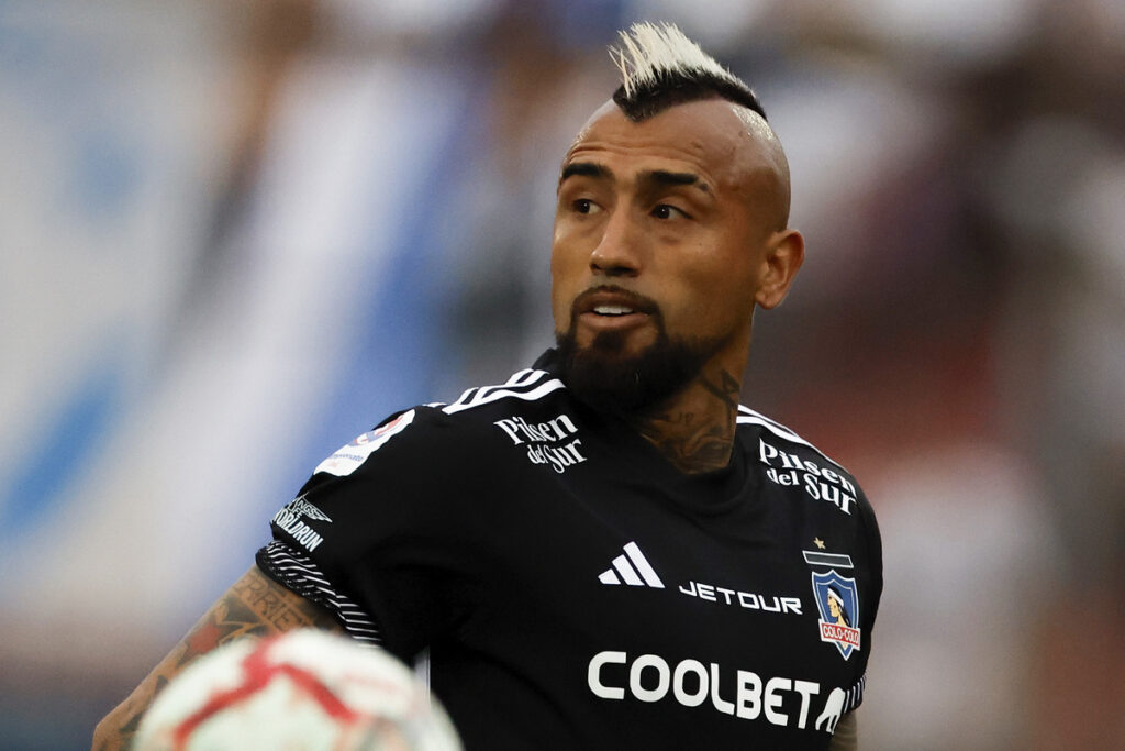 Primer plano de Arturo Vidal con la camiseta de Colo-Colo.