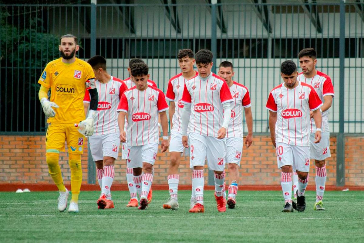 Futbolistas de Deportes Valdivia se retiran del terreno de juego con la mirada cabizbaja durante la temporada 2024.