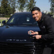 Brayan Cortés posando con las llaves y un vehículo de la marca Jetour, auspiciador de Colo-Colo durante la temporada 2024.