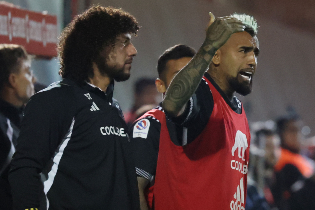 Maximiliano Falcón y Arturo Vidal con la camiseta de Colo-Colo.