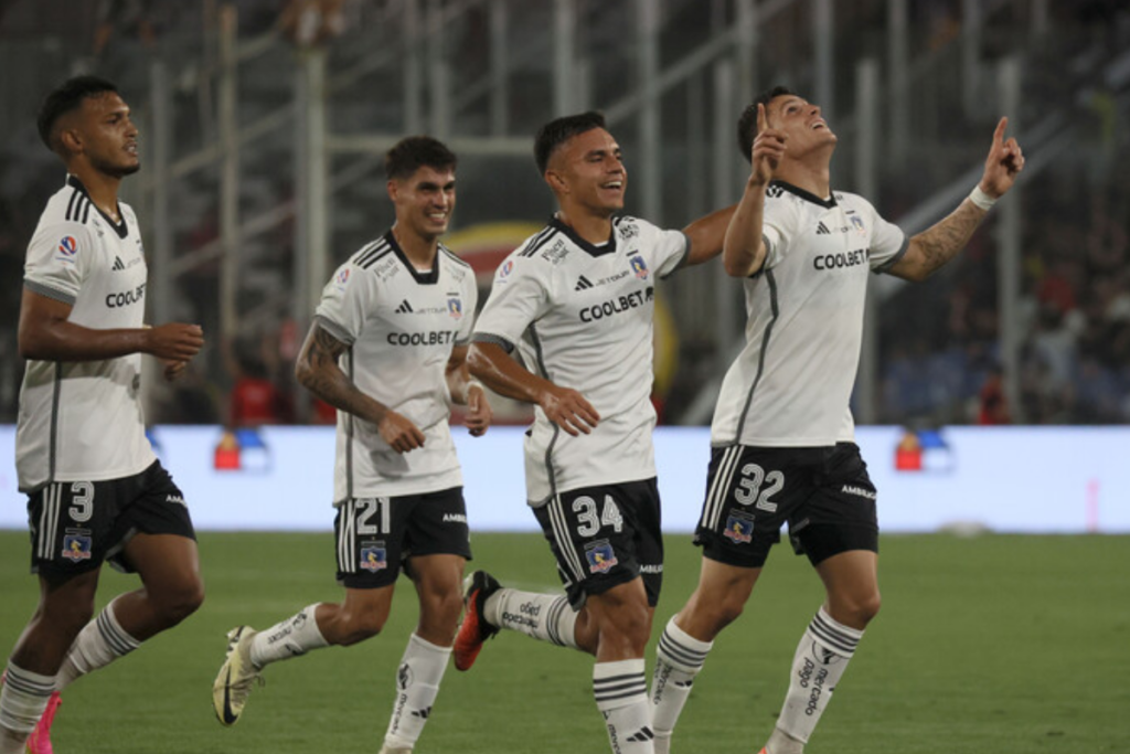 Jugadores de Colo-Colo celebrando un gol