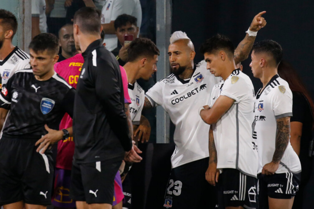 Futbolista de Colo-Colo conversando en cancha