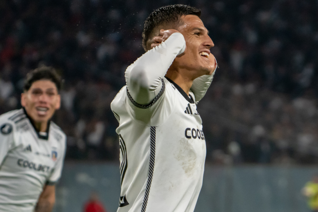 Lucas Cepeda festejando un gol con las manos en sus orejas