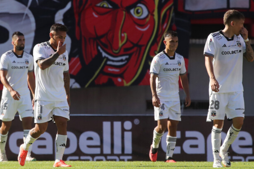 Futbolistas de Colo-Colo con amargura tras recibir un gol