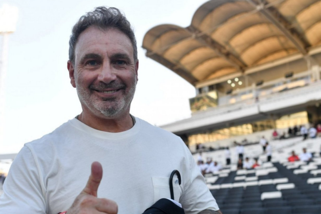 Marcelo Barticciotto con el pulgar arriba y una sonrisa