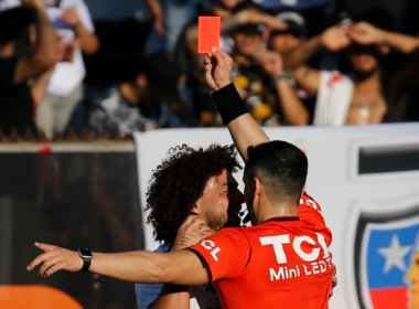 Fernando Véjar le muestra la tarjeta roja a Maximiliano Falcón tras una agresión sobre un jugar de Everton en el triunfo 4-1 de Colo-Colo, válido por la sexta fecha del Campeonato Nacional 2024.