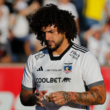 Maximiliano Falcón con la mirada muy cabizbaja en pleno partido de Colo-Colo tras ser expulsado en el encuentro ante Everton por la sexta fecha del Campeonato Nacional 2024.