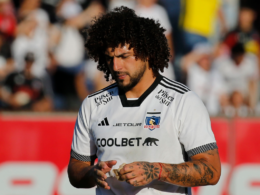 Maximiliano Falcón con la mirada muy cabizbaja en pleno partido de Colo-Colo tras ser expulsado en el encuentro ante Everton por la sexta fecha del Campeonato Nacional 2024.