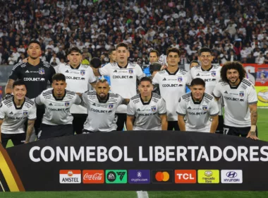 Futbolistas de Colo-Colo posan para la foto oficial del equipo equipo titular ante Cerro Porteño, válido por la primera fecha de la Copa Libertadores 2024.