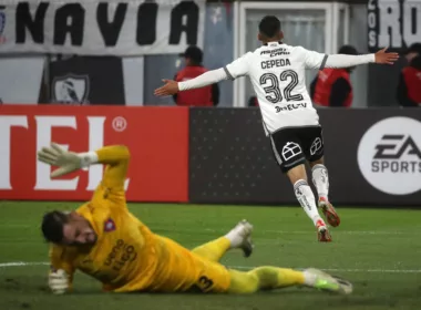 Lucas Cepeda de espalda celebrando su gol con Colo-Colo frente a Cerro Porteño.
