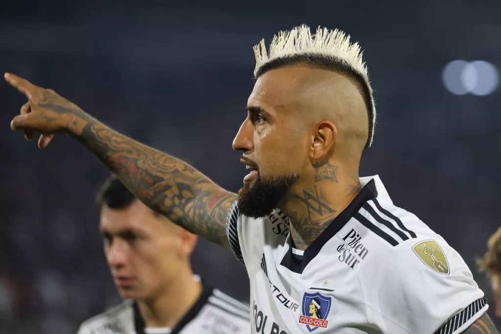 Arturo Vidal repartiendo una instrucción en pleno partido con la camiseta de Colo-Colo durante la temporada 2024.