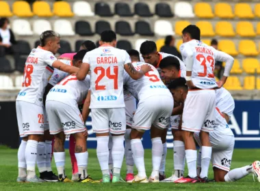 Futbolistas de Cobreloa se abrazan y arengan justo antes de comenzar un compromiso ante Coquimbo por el Campeonato Nacional 2024.