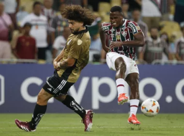 Jhon Arias remata al pórtico con la camiseta de Fluminense ante la marca de Maximiliano Falcón, jugador de Colo-Colo.